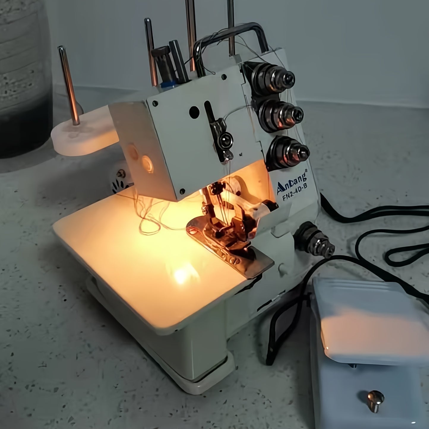 White 100W Electric Sewing Machine With Foot Controller